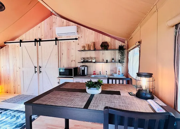 Tropical Glamping With Hot Tub