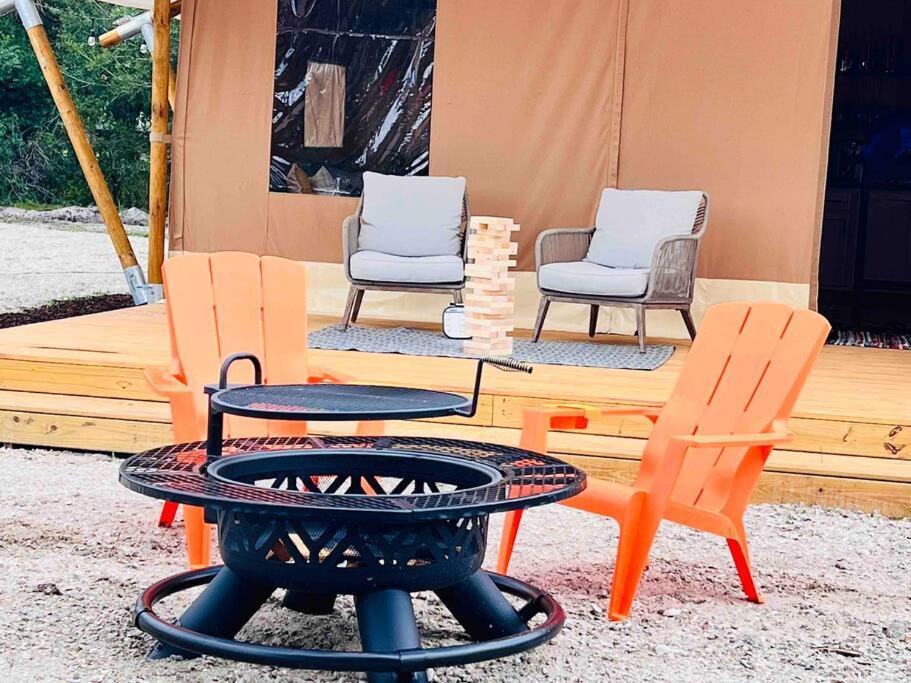 Luxury tent Tropical Glamping With Hot Tub Cleveland