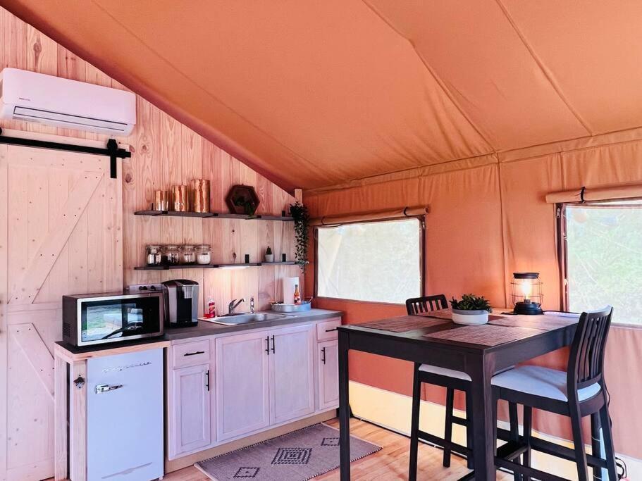 Luxury tent Tropical Glamping With Hot Tub *