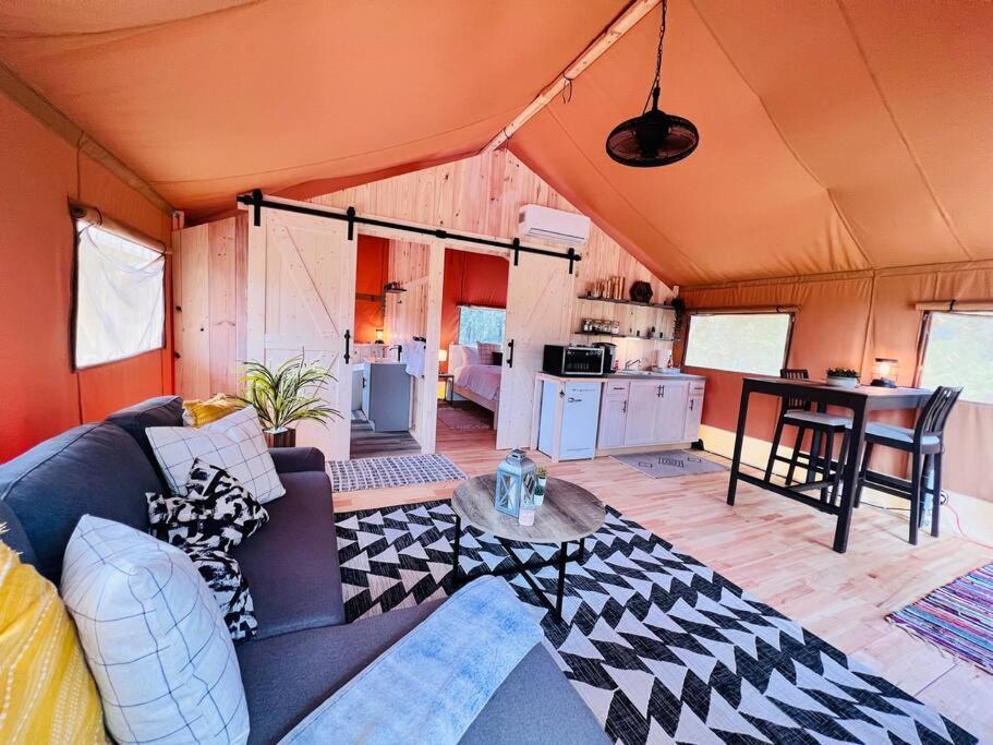 Luxury tent Tropical Glamping With Hot Tub